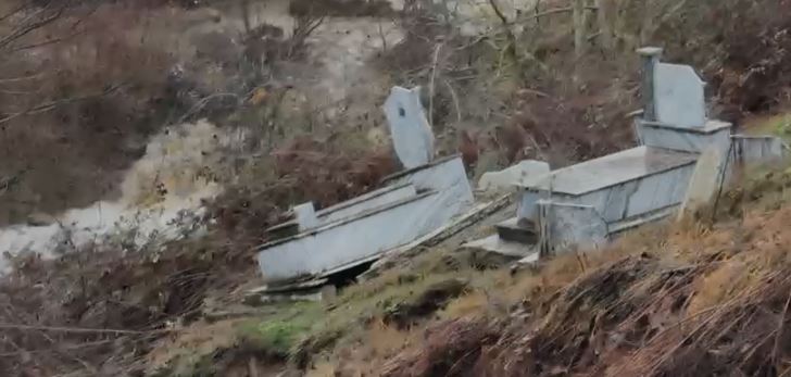 Rrëshqitja e dherave zhvendos dhe dëmton varret në Dardhas!