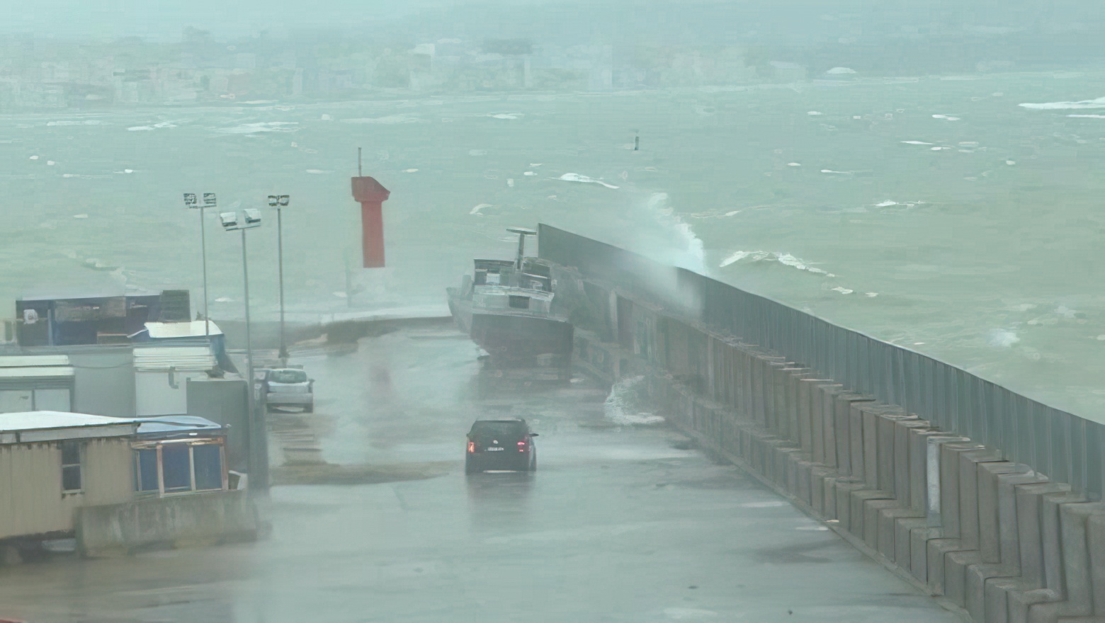 Dallgë deri në 2 5 metra  ndalohet lundrimi i mjeteve të vogëla në Portin e Vlorës