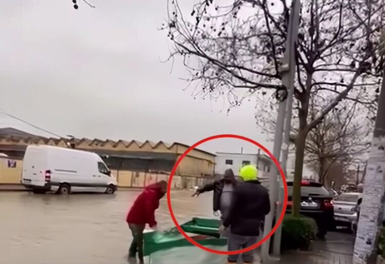 Durrsakët blejnë varka për të lëvizur në qytetin e përmbytur