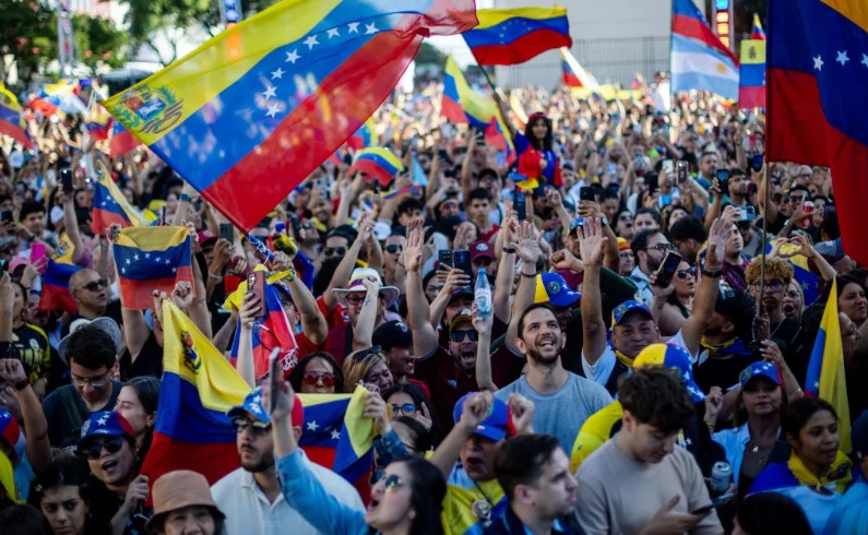 Kolumbia feston kapjen e Maduros nga SHBA të  qindra venezuelianë u mblodhën në sheshet kryesore