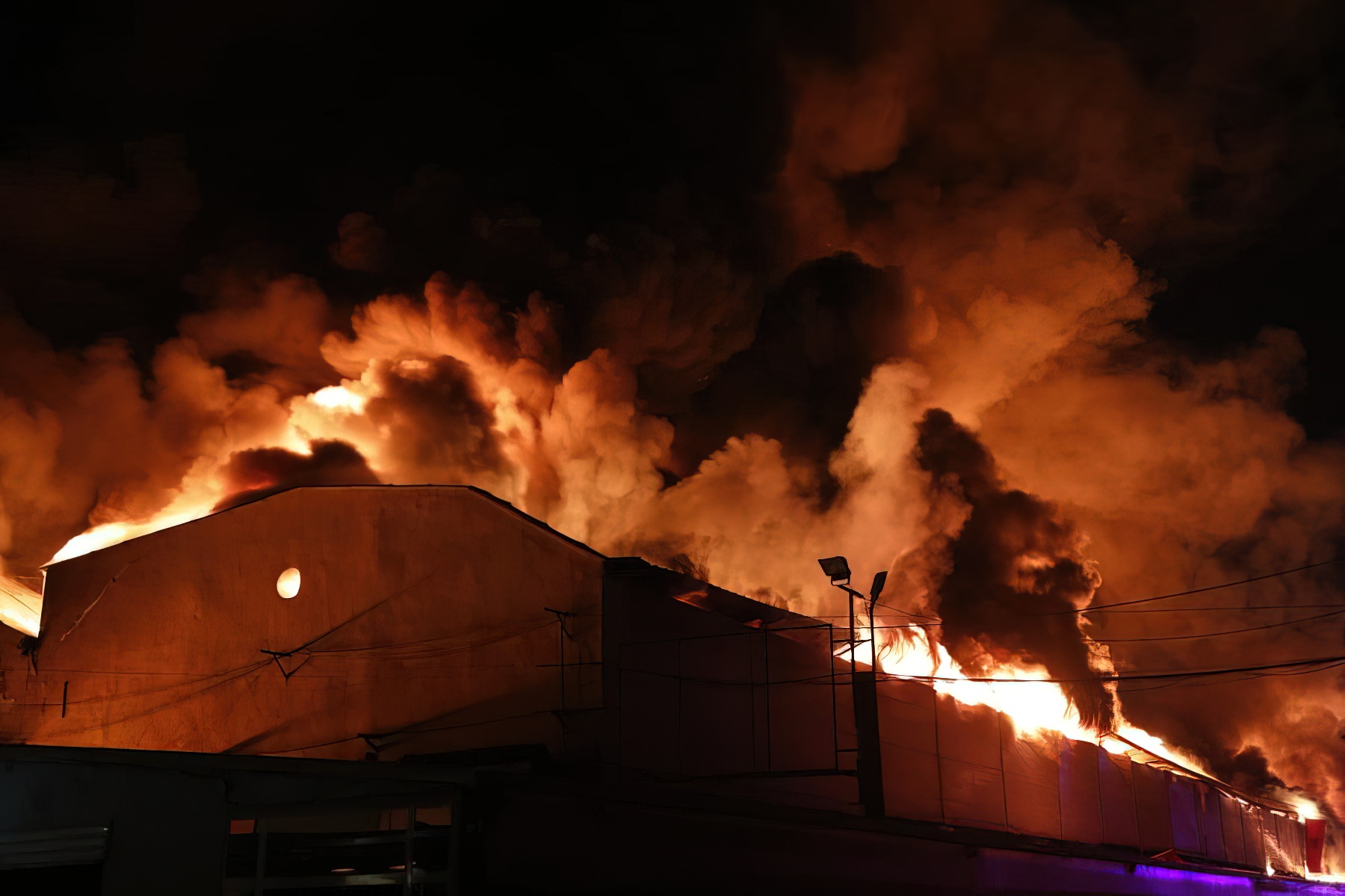  Zjarrfikëses i mbaroi karburanti  kanë tri ditë nuk fikin dot zjarrin 