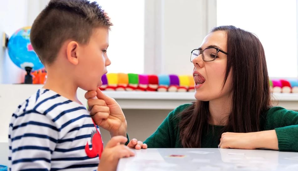Dizartria mund të jetë zhvillimore ose e fituar: Çfarë ndodh nëse nuk trajtohet?