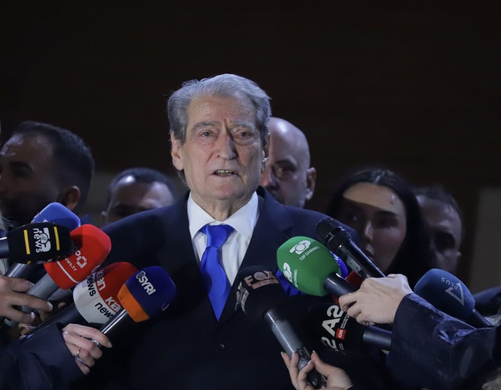 Berisha mallkon policinë  Zoti i vraftë 