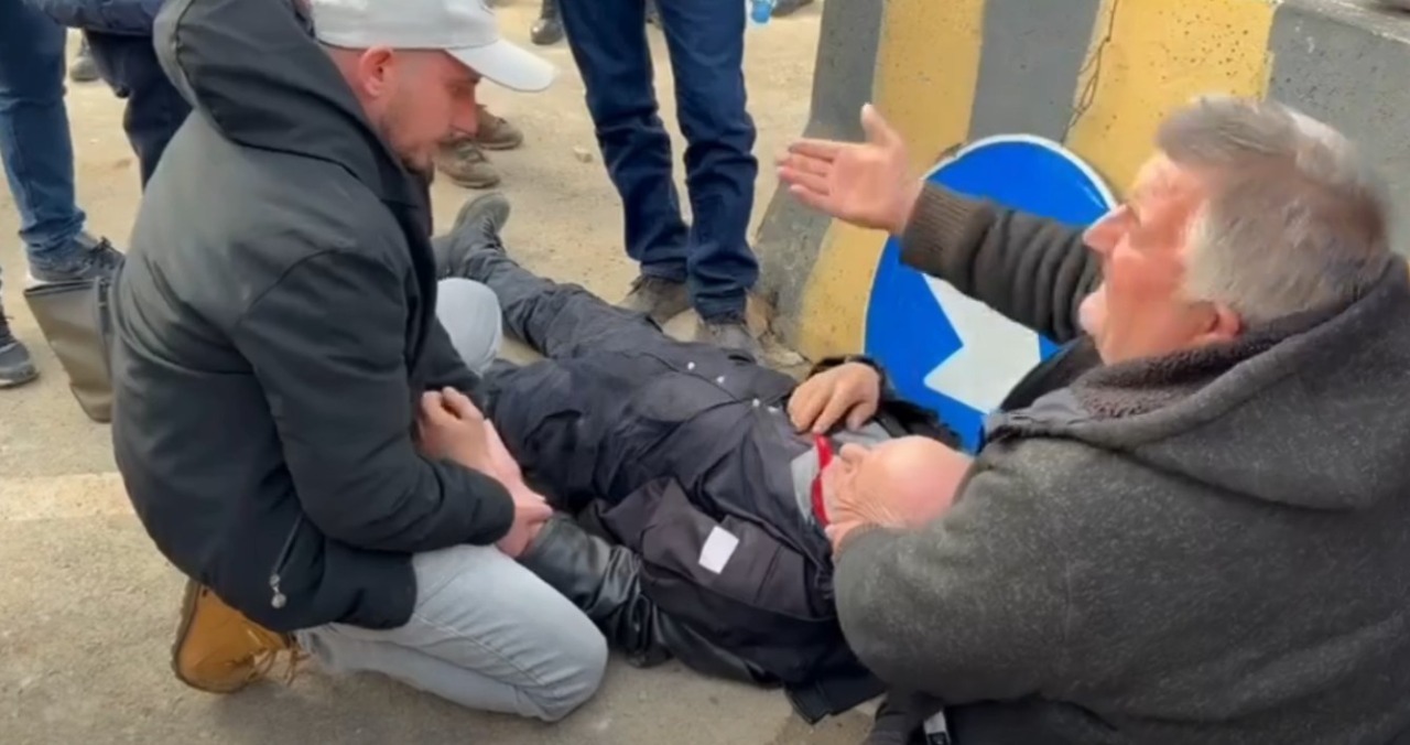 Tensione në Baks-Rrjoll! I moshuari bie pa ndjenja gjatë protestës