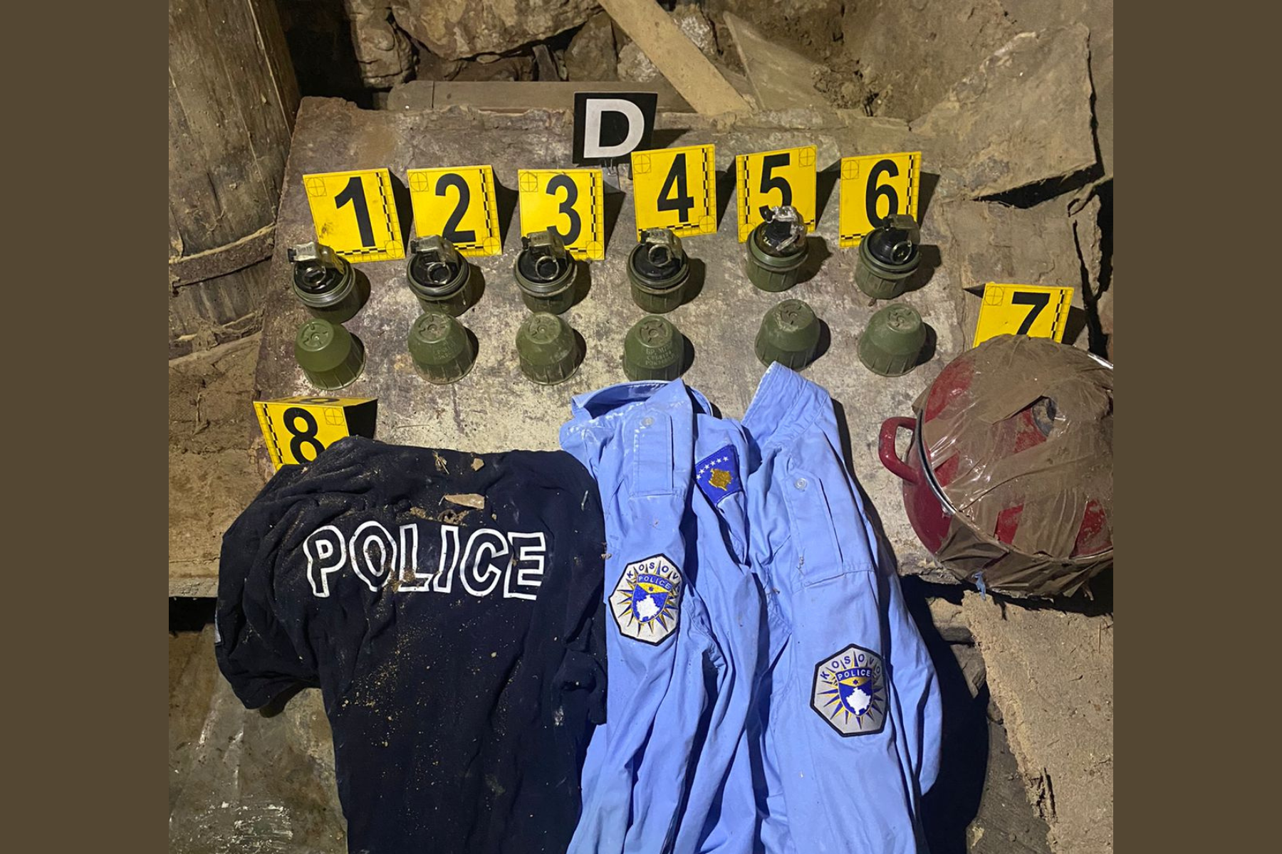 Policia gjen granata dore dhe uniforma të Policisë së Kosovës në një shtëpi të braktisur në Zubin Potok