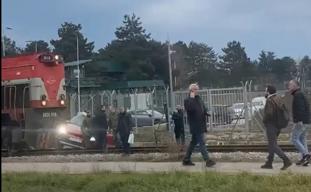 Aksident mes trenit dhe një veture tek kazerma e FSK-së në Prishtinë