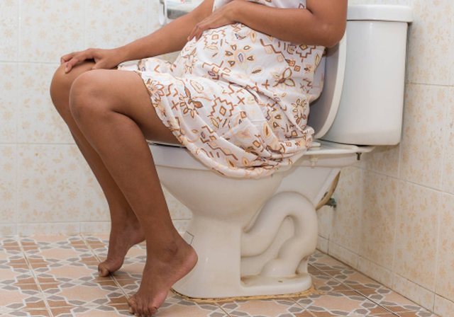 Kështu mund ta trajtoni kapsllëkun në shtatzëni