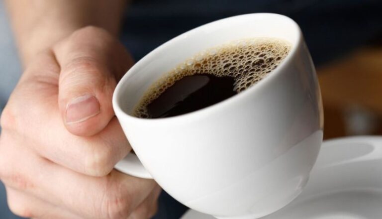 A e pini kafenë e mëngjesit me stomakun bosh? Mjekët paralajmërojnë për pasoja