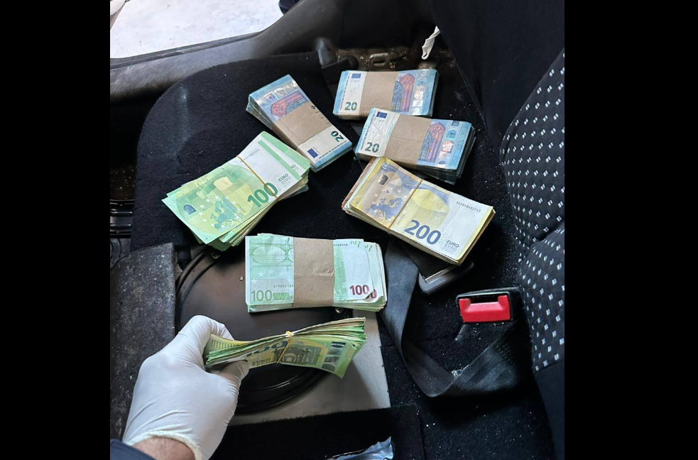 Dogana gjen 1 milion euro të fshehura në rezervuarin e veturës në Merdare