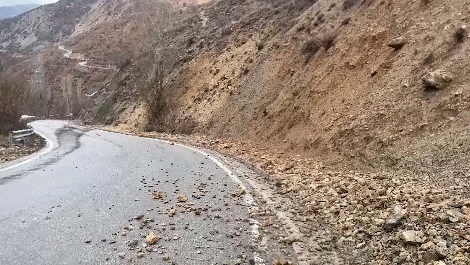 Rënie masive gurësh në aksin Kukës Bushtricë  probleme në qarkullimin e mjeteve