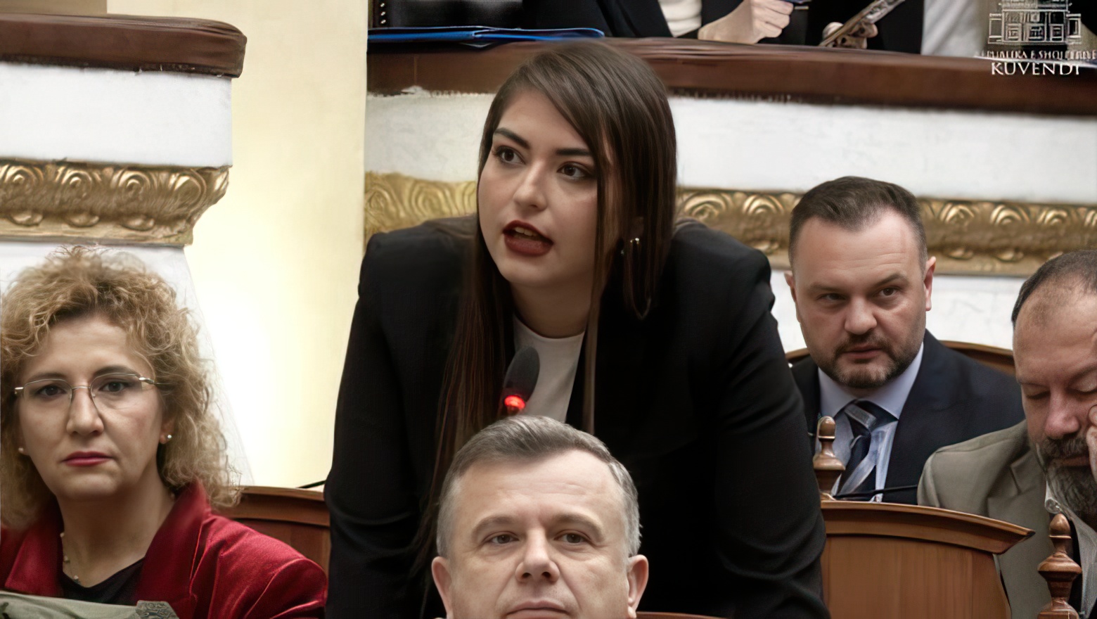 Sara Mila-Berishës: Për prapa*icën tënde po djeg Shqipërinë prej 30 vitesh!