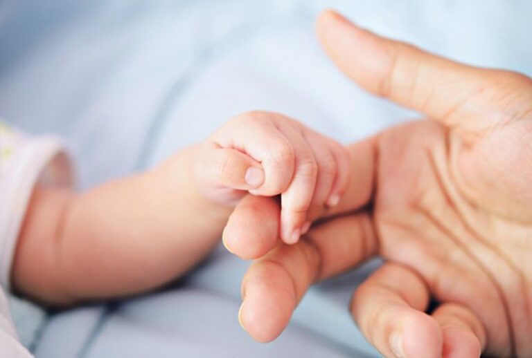 Nga Facebook-u te fruthi: Skepticizmi që ndikon në vaksinimin e fëmijëve në Kosovë dhe rajon