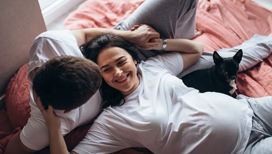 Marrëdhëniet intime gjatë shtatzënisë: Çfarë lejohet, kur shkaktojnë dhimbje dhe a mund ta dëmtojnë foshnjën ose të nxisin lindjen