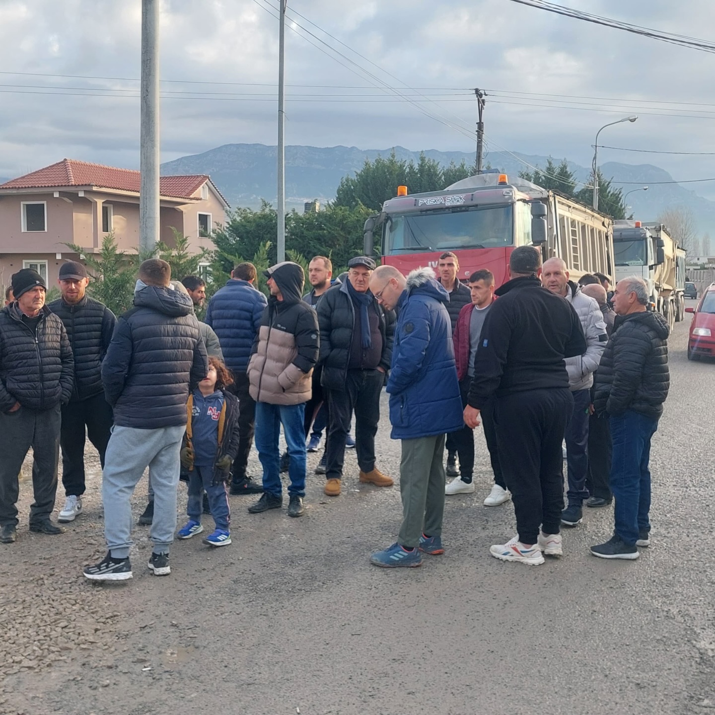 Banorët e Luzit në ditën e tretë të protestës  kërkojnë asfaltimin e rrugës