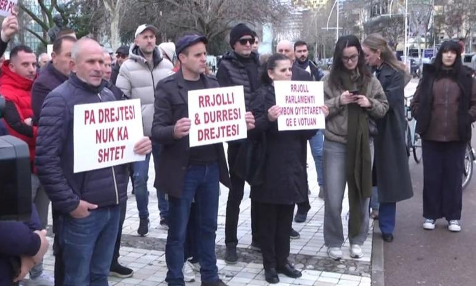 Banorët e Durrësit dhe Rrjollit protestë para Kuvendit  kundër zaptimit të pronave të tyre