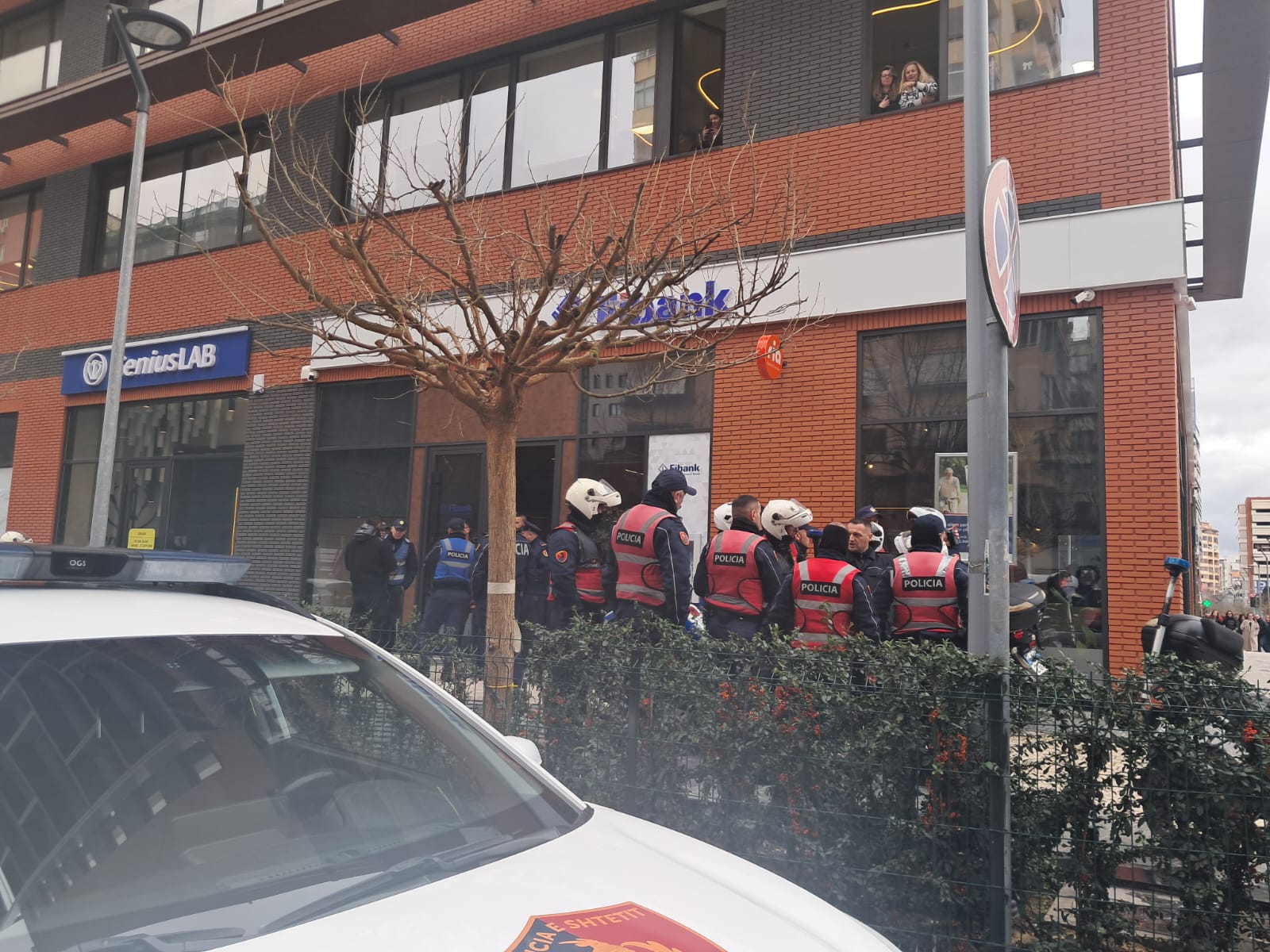 Tentohet grabitja me armë e një banke në Tiranë  arrestohet autori