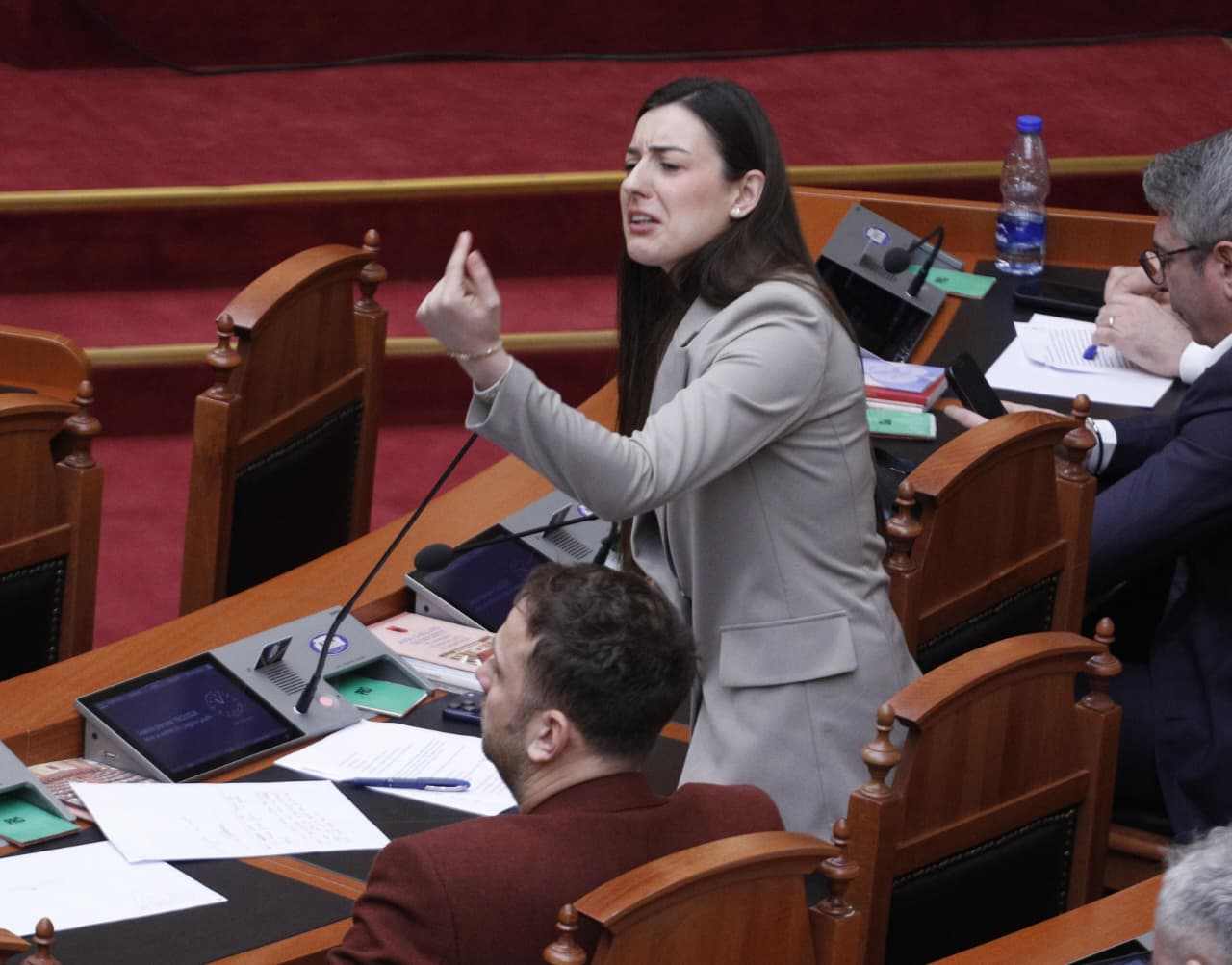 Zegjineja  O Bardho  o yllo  në Fier pije xhin dhe haje qofte