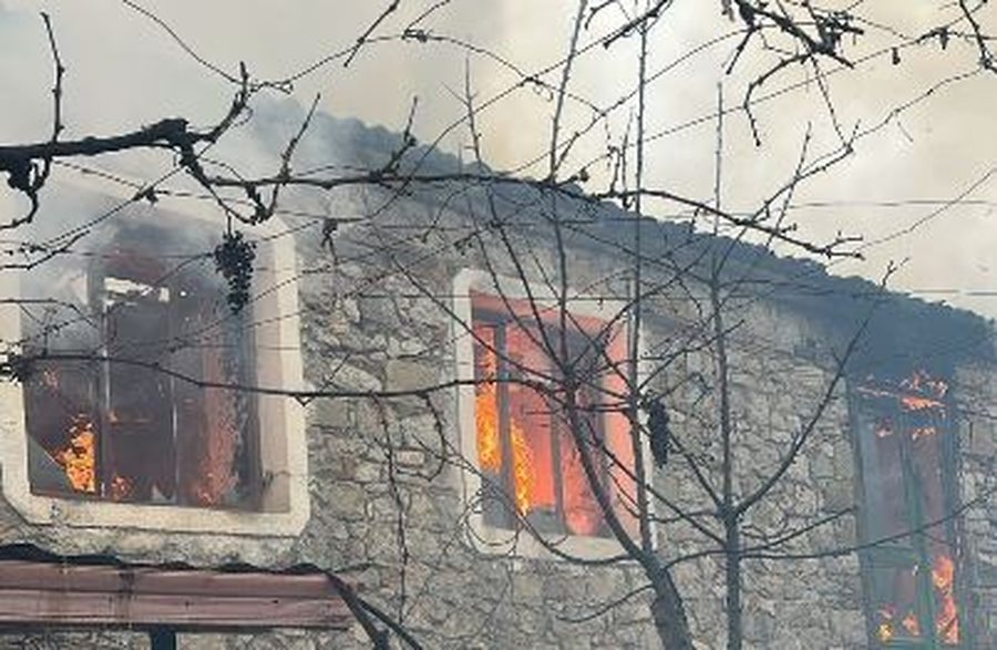 Shkrumbohet banesa në Maliq  fqinjët shpëtojnë familjen