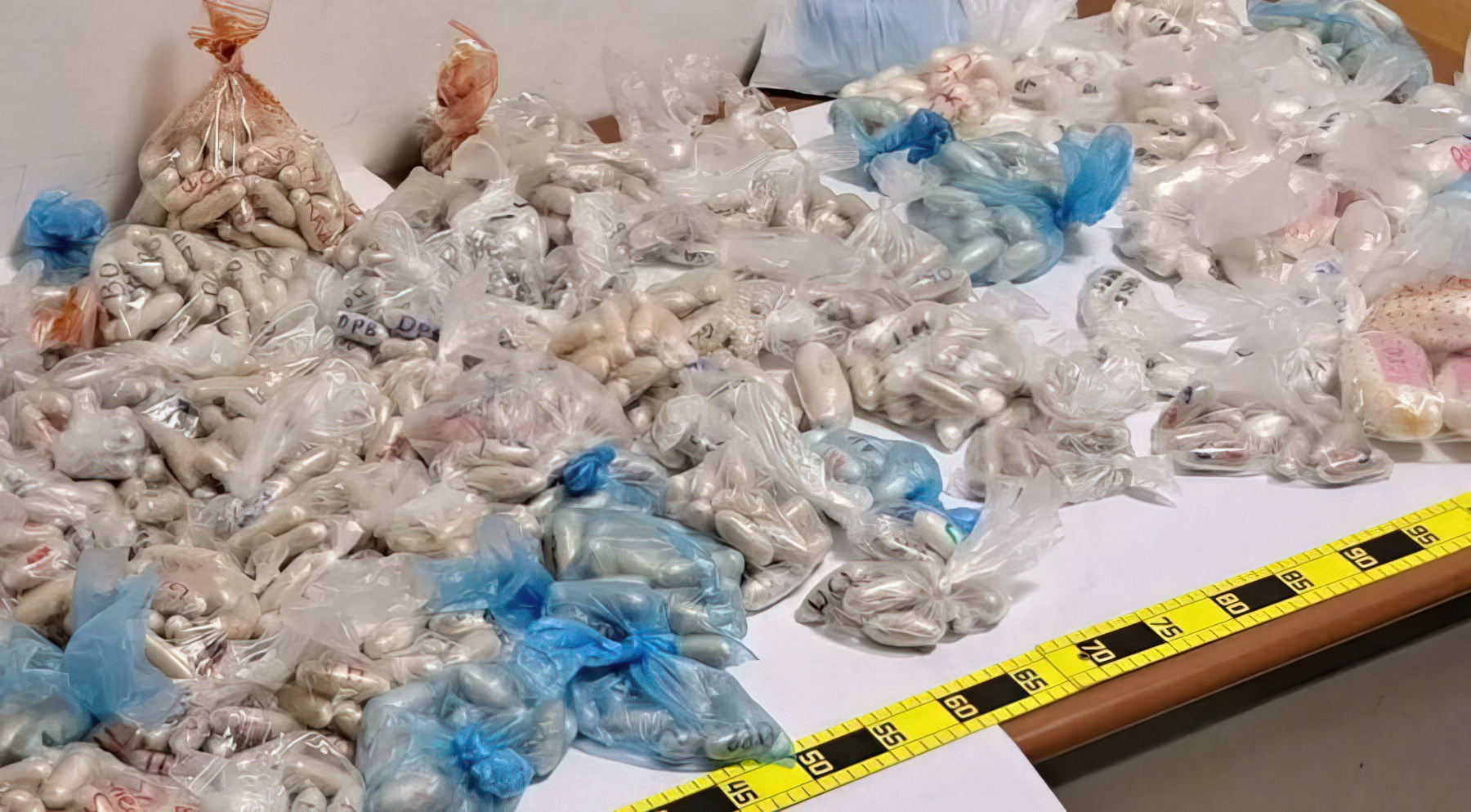 Shqiptari kthen dhomën e gjumit në laborator droge  ekuestrohen 36 mijë euro dhe 1 kg kokainë