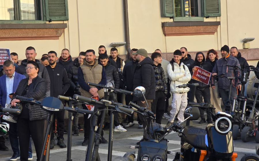 Bllokimi i monopatinave  protestë para Ministrisë së Brendshme