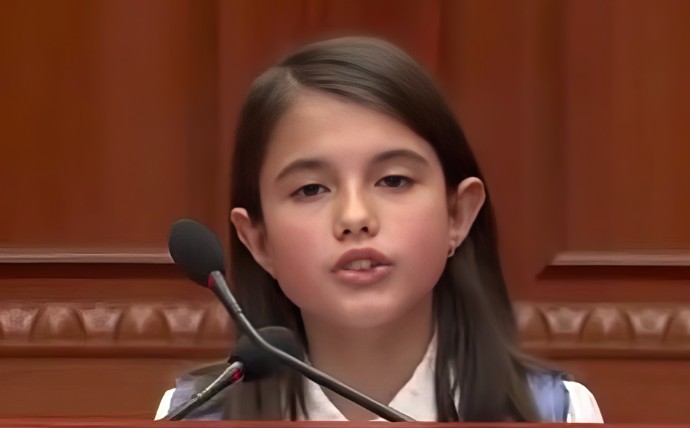 12-vjeçarja u jep leksion deputetëve analfabetë!