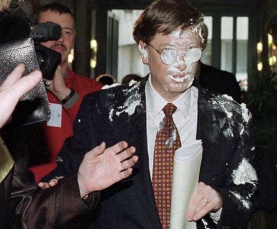 Kur Bill Gates u godit me tortë  Një moment simbolik që sot lexohet ndryshe