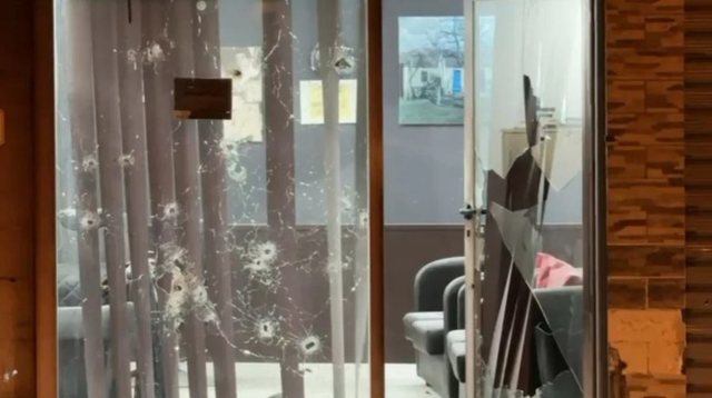  Mos lëvizni  policia   Të rinjtë hynë të maskuar në berberhane  por u pritën me armë