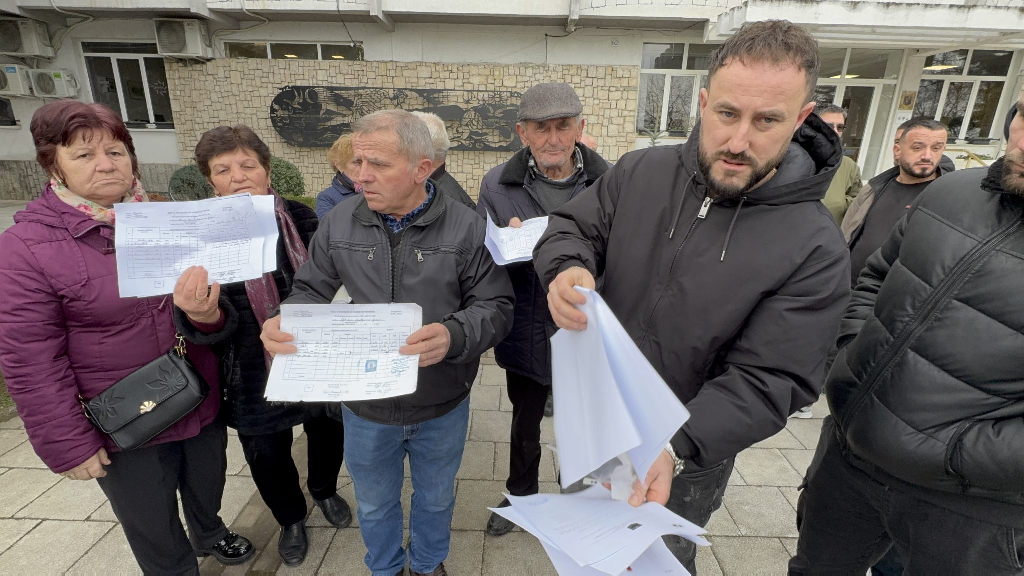 Xhakolli u jep oligarkëve pronat e pogradecarëve  banorët në protestë