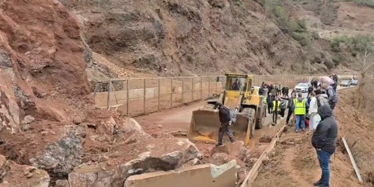 Pas shembjes së dherave  aksi Librazhd Korçë bllokohet gjatë natës