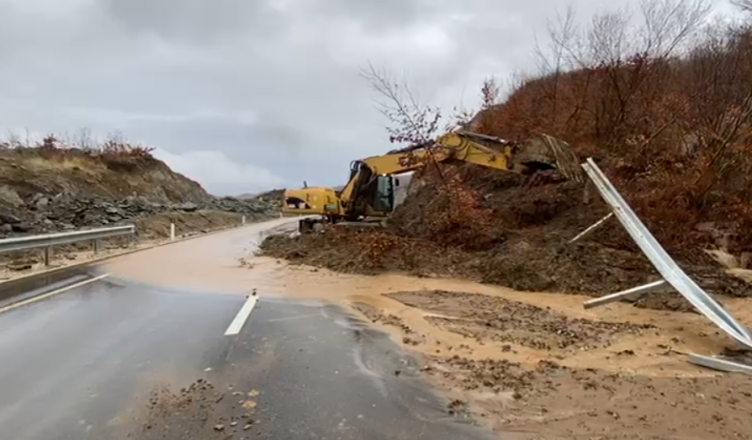 Bllokohet sërish aksi  i florinjtë  Qukës Qafë Plloçë nga rrëshqitja e dherave