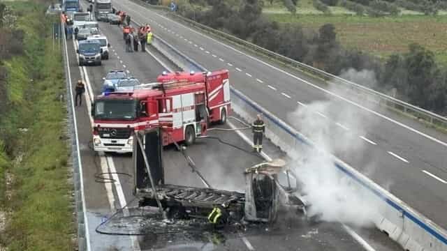 Grabitje si në filma  Hajdutët sulmojnë blindin me para  hapin zjarr ndaj policisë
