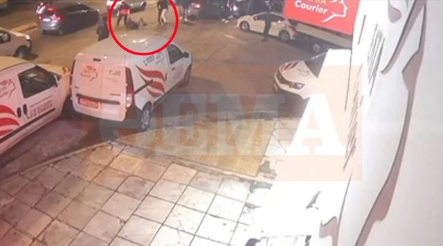 sherr-me-thika-ne-qender-te-athines-26-shqiptare-ne-pranga-tre-te-plagosur-rende