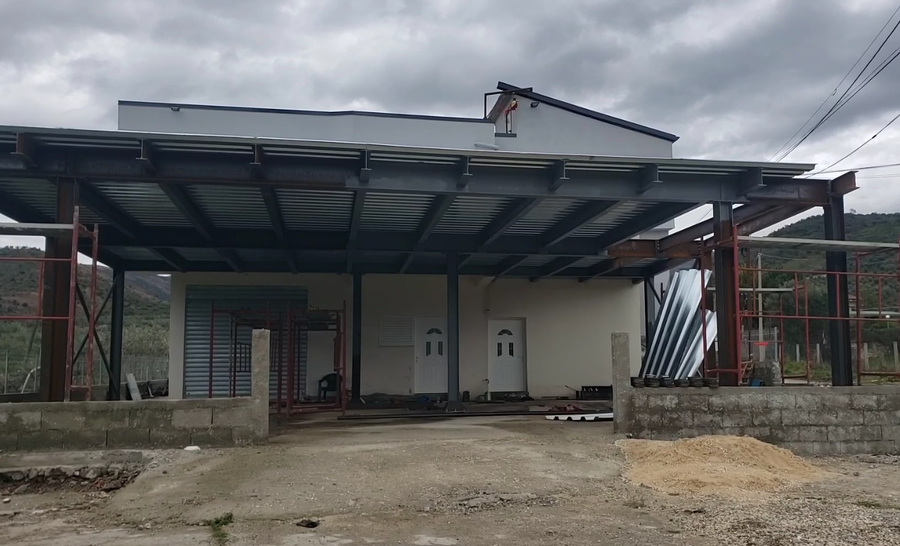 Po rregullonte çatinë e banesës  50 vjeçari në Berat rrëzohet dhe humb jetën