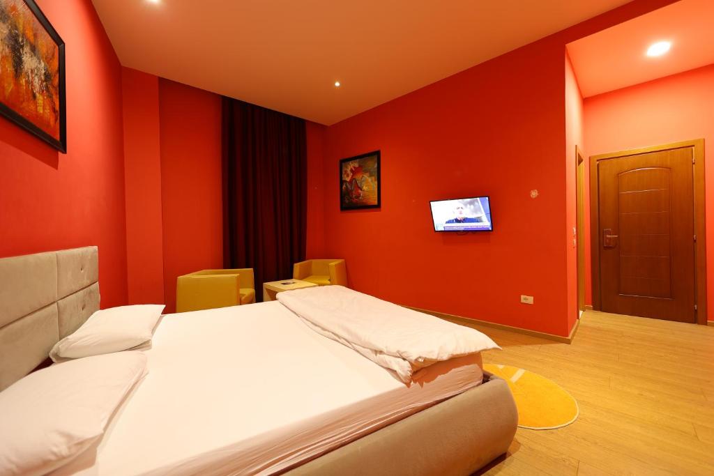 Plagosja e 18 vjeçares në hotel  2 të arrestuar dhe 3 të shpallur në kërkim