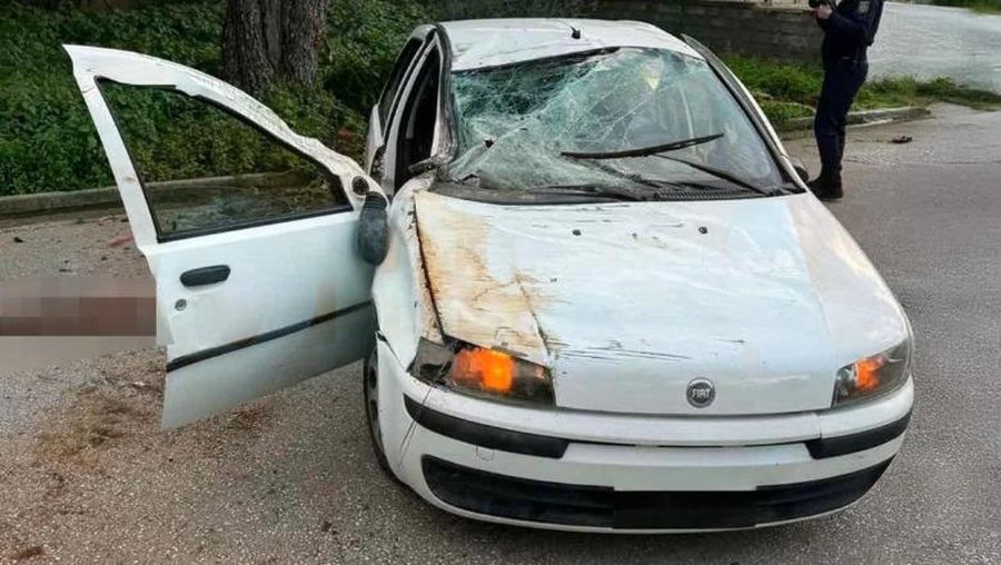 Humb jetën 15 vjeçari shqiptar në Athinë  Doli xhiro me makinë me shokët dhe u aksidentuan