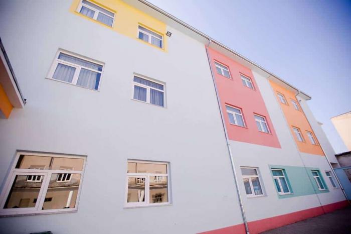 Plagoset nxënësi në Kukës  materiale ndërtimi bien nga kati i tretë i shkollës në rikonstruksion