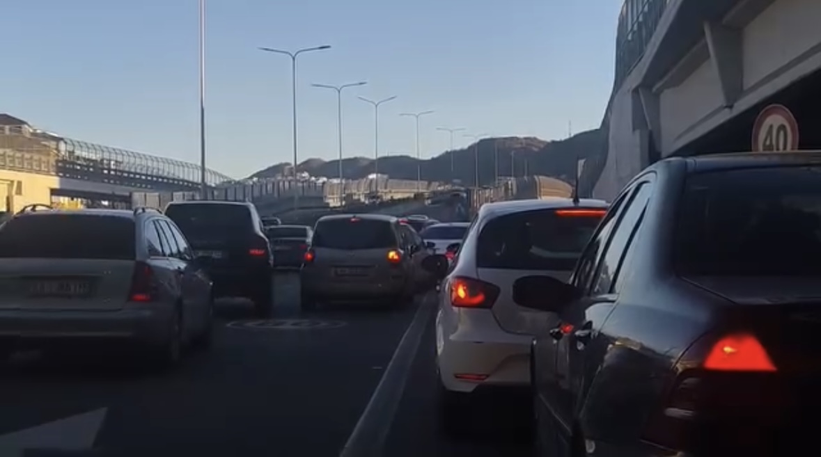Shoferë të paduruar futen pa radhë, qytetarët presin orë të tëra në trafik