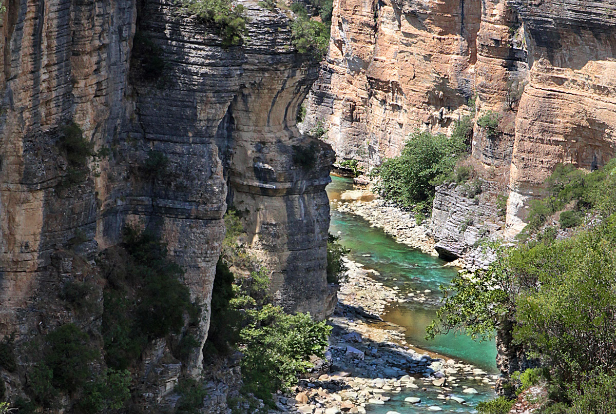 Nuk takohej me djalin prej 7 muajsh  zhduket 42 vjeçari  Dyshohet se u hodh në kanionet e Osumit