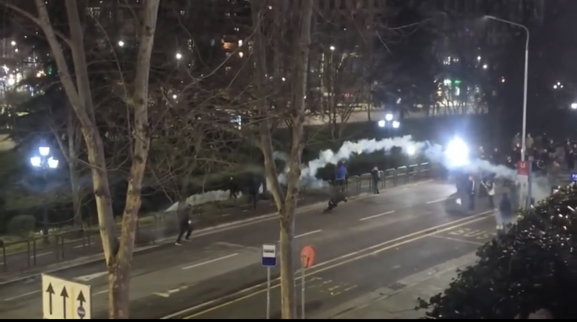 Protestuesi goditet me bombul gazi lotsjellës në kokë