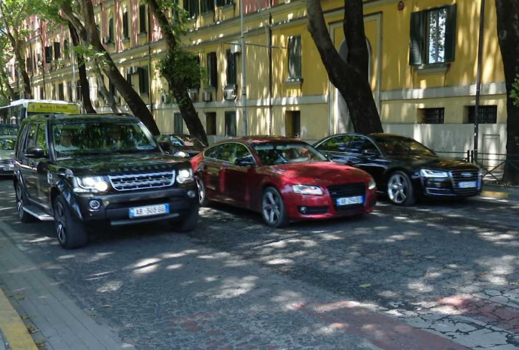 Të tjerët po shkojnë drejt elektrikeve  Shqipëria e para në Europë për regjistrimet e makinave me naftë në 2024