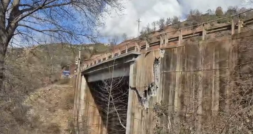Situatë kritike në aksin Librazhd Pogradec  ura çahet dhe rrezikon të bjerë