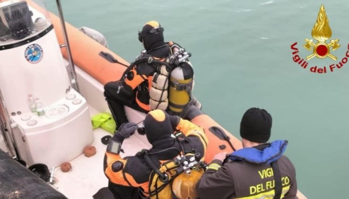 Dhunoi brutalisht nënën dhe u hodh në det  gjendet i mbytur 20 vjeçari shqiptar