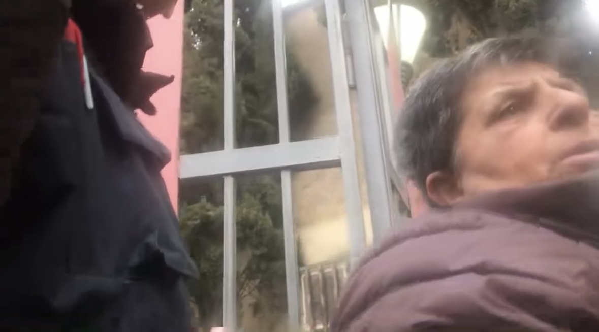  Dua mamin tim   i mituri me aftësi ndryshe qan me të madhe para shkollës  prindi nuk lejohet ta shoqërojë