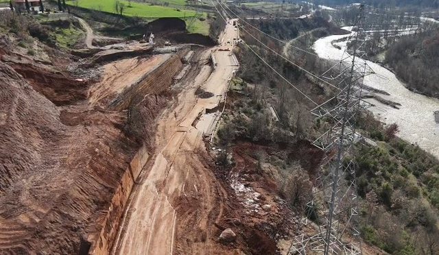 12 pacientë me dializë bllokohen në rrugën Hotolisht Dragostunjë  shembja e aksit u rrezikon jetën