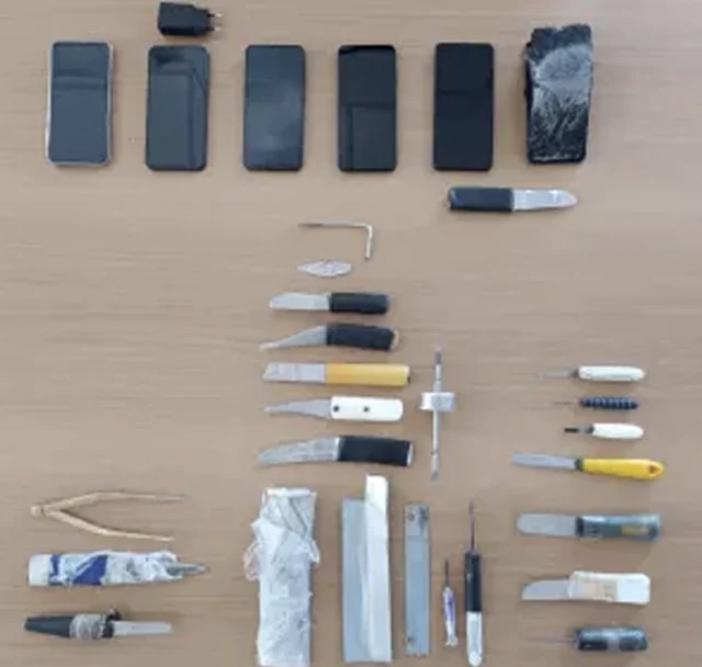 Shqiptarët mbushin burgun e  blinduar  të Domokos it me thika dhe telefona  kontrolle në 40 qeli