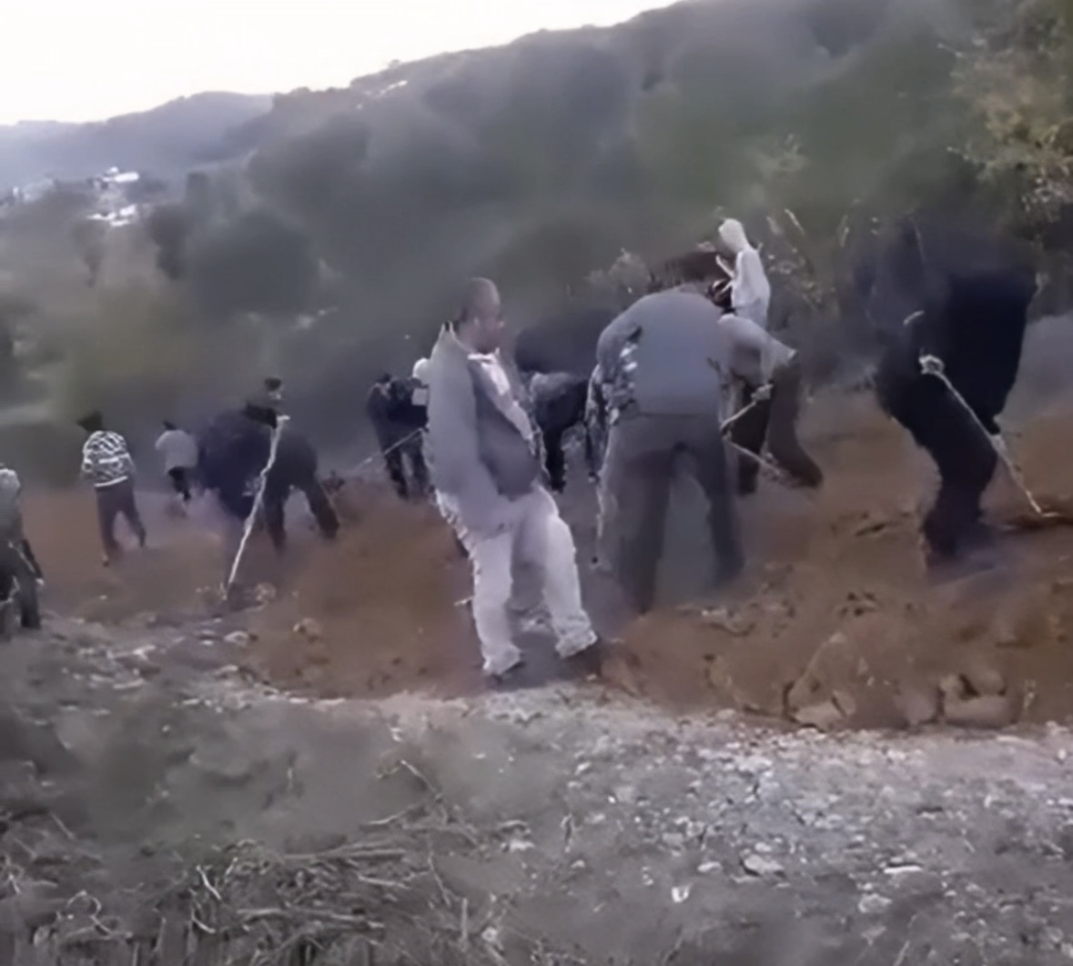 Gropa dhe baltë çdo ditë  peqinasit detyrohen të rregullojnë vetë rrugën