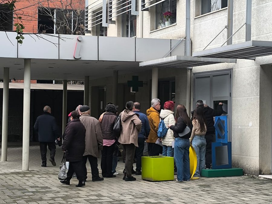 Pacientët presin në radhë që s kanë fund për ilaçe jetike tek QSUT