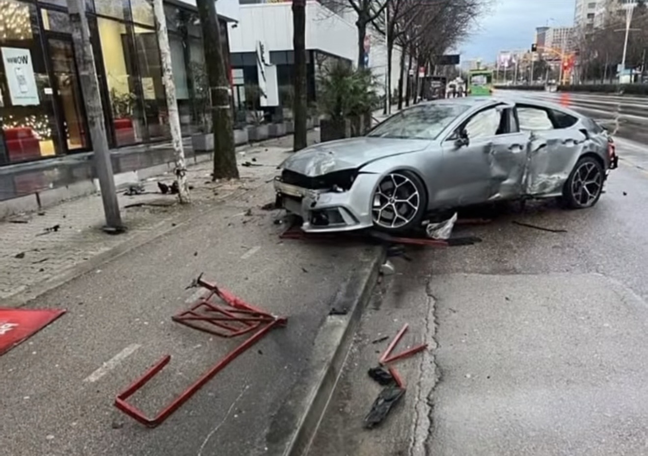 Shoferi tapë merr para kangjellat e rrugës