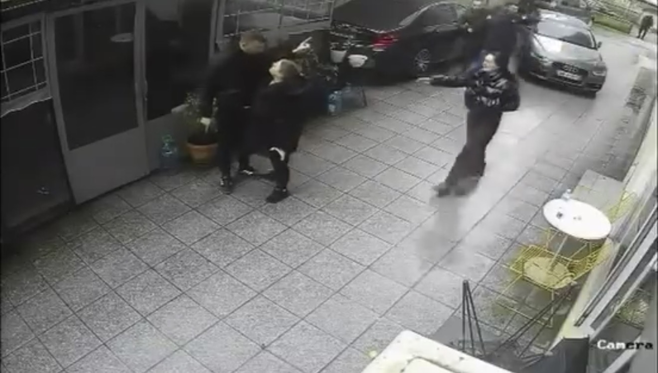  Mos parko para dyqanit   polici i nxjerr armën stafit