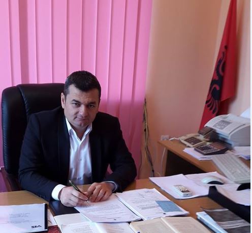 Klement Ndoni i jep 250 MILIONË Lekë Jarit, Fanes dhe Lalës